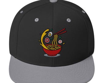 Czapka typu snapback z haftem Ramen – wzór miski z makaronem i pałeczkami – styl uliczny z japońskim jedzeniem – dostępne 10 kolorów