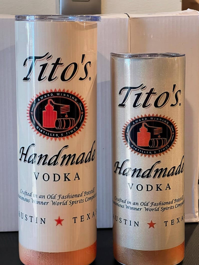 Pu&ograve; includere: Due bicchieri in acciaio inossidabile con fondo bianco e glitter dorati. I bicchieri presentano il logo della vodka Tito's, le parole "Vodka artigianale" e il testo "Prodotta in un alambicco tradizionale,  Vincitrice del concorso mondiale di liquori, Austin, Texas".