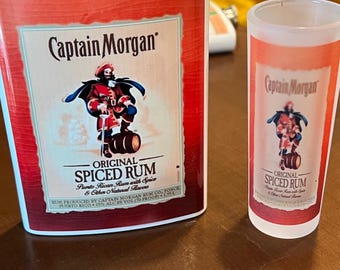 Set de petaca Captain Morgan de 237 ml y vaso de chupito de 88 ml.