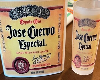 Juego de petaca de 8 oz y vaso de chupito de 3 oz de Jose Cuervo