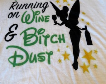 Camiseta Drinkerbell con el lema "Corriendo sobre vino y polvo de perras" Talla: Adulto Grande