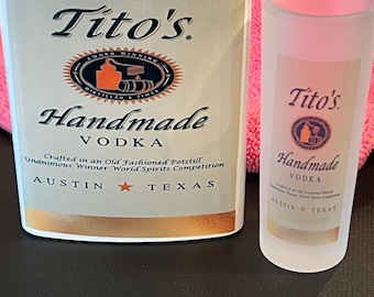 Ensemble de flasques Titos Vodka de 8 oz et de verres à liqueur de 3 oz