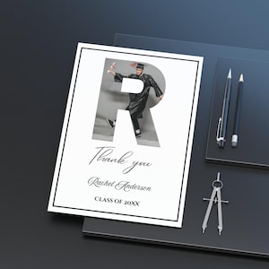 Schulabschluss Dankeskarten-Vorlage mit Foto | Minimalistisches weißes Abschlussgeschenk mit Namensbuchstabe | 5x7 bearbeitbare Canva-Vorlage | Sejldesigns|