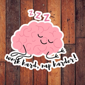 Travaillez dur, faites une sieste plus difficile ! - Adorable autocollant rose amusant pour faire la sieste du cerveau pour ordinateurs portables, journaux et plus encore ! | Amateur de sieste| Équilibre travail-vie personnelle | Cadeau pour elle