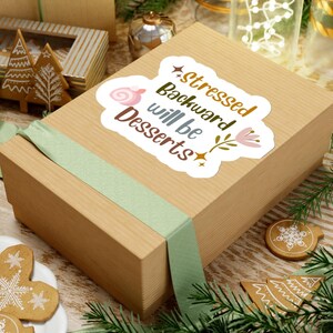 Pegatina "Stressed Backward will be Desserts" / Calcomanías motivacionales para hacer ejercicio en la computadora portátil / Inspiración para botellas de agua y computadoras portátiles / Regalo para ella