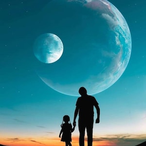 Pode incluir: Silhueta de um pai e uma criança de mãos dadas, contra um pôr do sol vibrante e um fundo celestial. Duas grandes esferas semelhantes a planetas dominam o céu, com tons de azul e verde-azulado. A cena evoca uma sensação de admiração e exploração.