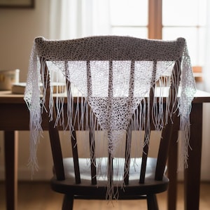 Xale triangular prateado feito à mão – franjas de crochê em tela, ideal para festas.