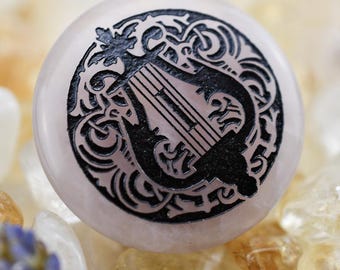 Talisman de barde en quartz rose : pièce de décision avec pierre précieuse gravée