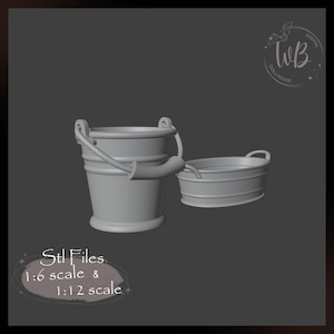 Puede incluir: Dos cubos de metal gris, uno redondo y otro ovalado, para una casa de muñecas. El cubo redondo tiene un asa y el cubo ovalado tiene dos asas. Los cubos son a escala 1:6 y 1:12.