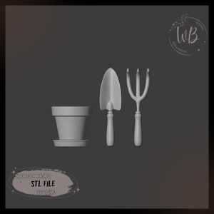 Könnte beinhalten: Ein 3D-gedrucktes Miniatur-Gartensatz für Puppenhäuser. Das Set enthält einen kleinen Topf, eine Schaufel und eine Handrechen. Das Set ist in hellgrau gedruckt und für Puppenhäuser im Maßstab 1:12 konzipiert.