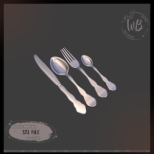 Könnte beinhalten: Ein Set aus vier silberfarbenen Miniatur-Besteckteilen, bestehend aus einem Messer, einer Gabel und zwei Löffeln. Das Besteck ist für Puppenhäuser konzipiert und im Maßstab 1:12.
