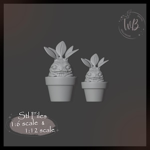 Op de afbeelding: Twee 3D-geprinte modellen van een gepot plantwezen met een tandenrij. De modellen zijn in verschillende maten, een is groter dan de andere. De modellen zijn geprint in lichtgrijs. De tekst "STL Files 1:6 scale & 1:12 scale" is onder de modellen geprint.