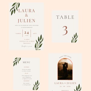 Peut inclure: Ensemble de faire-part de mariage aux tons doux. Il comprend une invitation, un numéro de table, un menu et une carte de sauvegarde de la date. Chaque élément présente des accents botaniques et les noms "Laura & Julien". Le texte "MODÈLE MARIAGE MODIFIABLE SUR CANVA" est en haut.