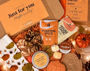 May include: A gift box containing white socks with orange and green pumpkin patterns, a brown scrunchie, a Pumpkin Spice packet, a House Choc packet, Vaseline Lip Therapy, Autumn Spice bath salts, a pumpkin-shaped soap, and a brown sponge.