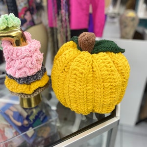 Handgemachte Gemütlichkeit: Handgehäkelter großer Kürbis für den perfekten Herbst
