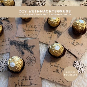 Könnte beinhalten: Braune Papierkarten mit schwarzen Tintenillustrationen von Tannenzweigen und Ornamenten, jeweils mit einer goldfolierten Schokoladenkugel. Text: DIY WEIHNACHTSGRUSS, DIY VORLAGE, TISCHDEKO, WEIHNACHTSFEIER, Frohliche Weihnachten und Schoki regelt alles.