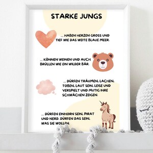 Könnte beinhalten: Ein gerahmter Druck mit dem deutschen Text "STARKE JUNGS" und Illustrationen von Herz, Bär, Wolke und Einhorn. Der Druck zeigt inspirierenden Text über Jungen, mit einer weichen Farbpalette aus Pfirsich, Beige und Braun.