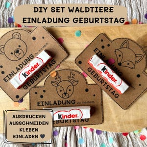 Op de afbeelding: Een doe-het-zelf set voor uitnodigingen met de tekst "DIY SET WALDTIERE EINLADUNG GEBURTSTAG". De set bevat bruine papieren uitsparingen met dierenillustraties, Kinder chocoladerepen en instructies. De uitnodigingen zijn ontworpen voor een verjaardagsfeest.