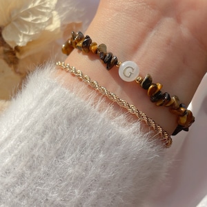 Personalisiertes Armband, Initialarmband, Natursteinperlen, Herz Gold, tigeraugearmband, Muschelbuchstabe, persönliches  Geschenk