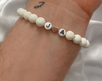 Initialarmband aus weißen Lava Natursteinperlen, Perlenarmband mit Namen, personalisiertes Herrenperlenarmband, 8mm, Herrenarmband