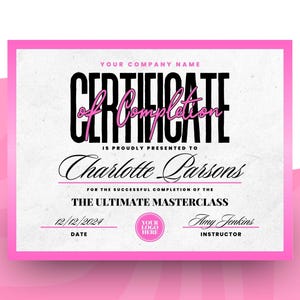 Puede incluir: Un certificado de finalizaci&oacute;n con un borde rosa. El certificado presenta el texto "CERTIFICATE of Completion" en negro y rosa, y el nombre "Charlotte Parsons". La fecha es 12/12/2024.