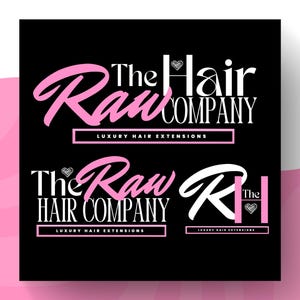 Pu&ograve; includere: Sfondo nero con due loghi per "The Raw Hair Company". Il logo in alto presenta testo rosa in corsivo e lettere bianche a blocchi. Il logo in basso ha un design simile. Entrambi i loghi includono il testo "LUXURY HAIR EXTENSIONS."