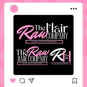 Pu&ograve; includere: Grafica nera e rosa con il testo "The Raw Hair Company" in un carattere script stilizzato. Le parole "Luxury Hair Extensions" sono in basso. L'immagine &egrave; su sfondo rosa.