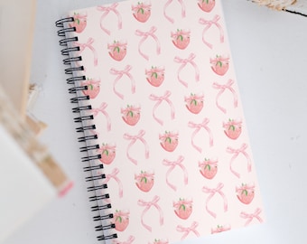 Diario Coquette con lazo rosa - Cuaderno con lazo de fresa - Regalos bonitos para la vuelta al cole - Útiles escolares con estética femenina - Papelería rosa