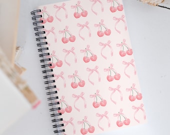 Spirala Coquette Cherry & Ribbon – urocze artykuły szkolne na powrót do szkoły – dziewczęce różowe artykuły papiernicze – prezenty Dolette dla uczniów – kokardy