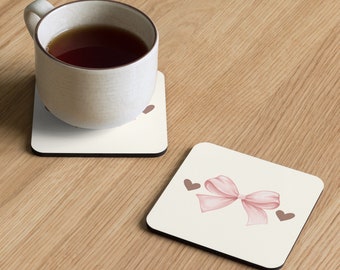 Posavasos con base de corcho y lazo coqueto - Vajilla elegante - Decoración para el hogar con lazo rosa - Accesorios de decoración con estética femenina - Artículos de cocina bonitos