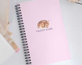 Cuaderno espiral de cervatillo coqueto - Soy solo una niña - Suministros escolares chic - Diario rosa femenino - 140 páginas punteadas - papelería estética