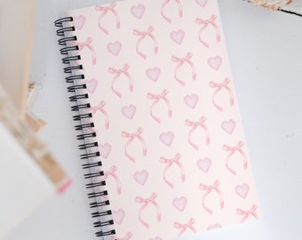 Cuaderno espiral "Coquette" para la vuelta al cole - Papelería bonita - Útiles escolares para niñas - Diario de lazo rosa - Patrón de lazo