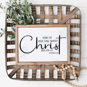 Cuando aún éramos pecadores, Cristo murió por nosotros Svg, archivo Svg religioso de Cricut para letrero de granja, cita de Cristo Svg, versículo bíblico Svg