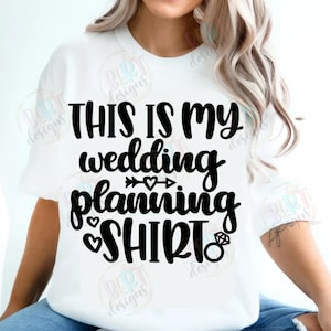 これは私の結婚式の計画シャツ SVG、将来の婚約夫人 SVG、イベント計画花嫁シャツ SVG、婚約指輪レーザーカットファイル