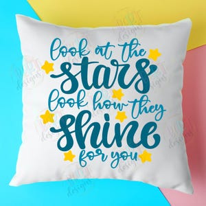 Kijk naar de sterren, kijk hoe ze voor je schitteren Svg Cut-bestanden voor Cricut, kinderkamer teken citaat babykamer Svg, sterren gezegden Baby romper Svg
