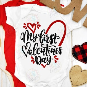 Meus primeiros arquivos de corte SVG do Dia dos Namorados para Cricut, 1º Dia dos Namorados Bebê Onesie Svg, Design de coração de dia dos namorados para recém-nascidos Svg, Camisa de cupido Svg