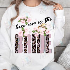 Hier kommt die Braut Sublimation Png, Leopard-Druck Brautparty Png, Zukunft Frau Hochzeit Shirt Png, Rosen Clipart Braut Shirt Png Ring Png