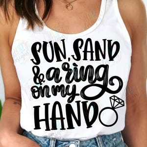 Zon zand en een ring op mijn hand Svg-bestand knippen, strand bruiloft verloving Svg, toekomstige mevrouw bruid Shirt Svg, grappig huwelijk verloofde Svg Wifey Svg