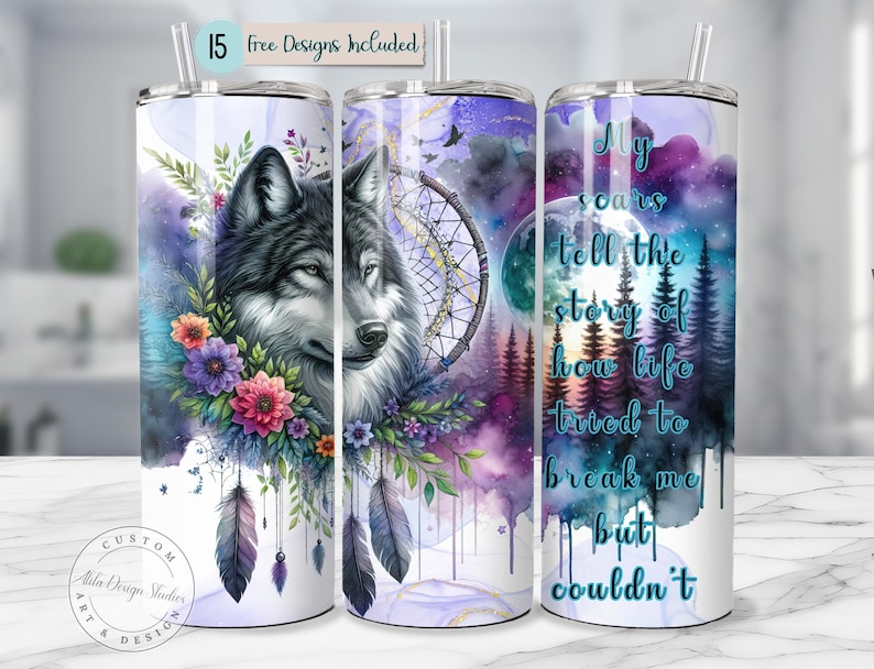 Puede incluir: Un conjunto de tres vasos de sublimaci&oacute;n con un dise&ntilde;o de acuarela con un lobo, un atrapasue&ntilde;os y una escena de bosque. El texto en el vaso dice "Mis cicatrices cuentan la historia de c&oacute;mo la vida intent&oacute; romperme pero no pudo".