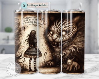 Könnte beinhalten: Drei Edelstahlbecher mit einem Design aus Alice im Wunderland. Das Design umfasst die Grinsekatze, Alice und Text. Jeder Becher hat einen Strohhalm und einen Deckel. Geeignet für heiße oder kalte Getränke.