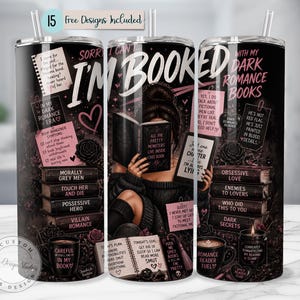 Op de afbeelding: Een cilindrische beker met een zwarte achtergrond en een afbeelding van een lezend persoon. De tekst luidt "SORRY I CAN'T I'M BOOKED WITH MY DARK ROMANCE BOOKS", samen met notities over boek-tropes, de tekst "15 Free Designs Included" en illustraties van rozen, kaarsen en stapels boeken.