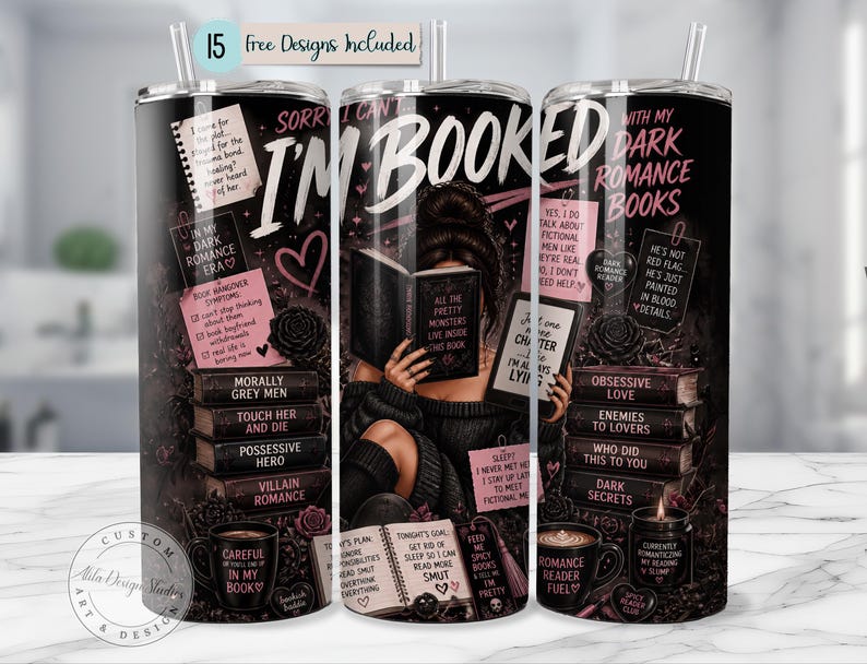Pu&ograve; includere: Un bicchiere cilindrico con sfondo nero che presenta la grafica di una persona che legge un libro. Il testo recita "SORRY I CAN'T I'M BOOKED WITH MY DARK ROMANCE BOOKS" insieme a note sui tropi letterari, la scritta "15 Free Designs Included" e illustrazioni di rose, candele e pile di libri.
