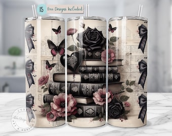 Può includere: Un set di tre bicchieri in acciaio inossidabile con un design vintage. Il design presenta una pila di libri, rose nere, farfalle e un cuore. I bicchieri hanno una cannuccia e il testo "15 free designs included".