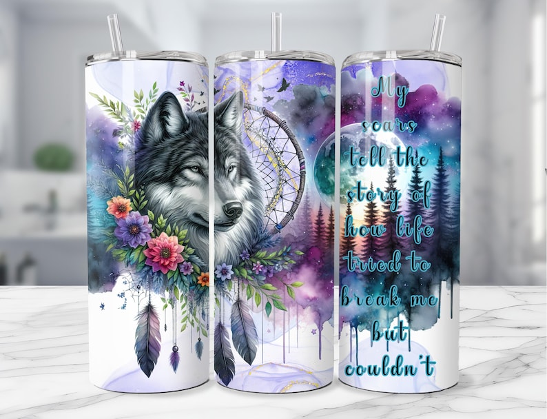 Puede incluir: Un juego de tres vasos de acero inoxidable con un dise&ntilde;o de acuarela. Los vasos presentan un lobo, un atrapasue&ntilde;os y una escena de bosque. El texto en el vaso dice "Mis cicatrices cuentan la historia de c&oacute;mo la vida intent&oacute; romperme pero no pudo."