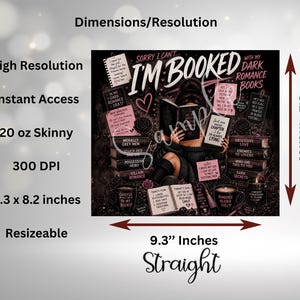 Pu&ograve; includere: Un design grafico digitale per un bicchiere skinny da 591 ml che misura 23,6 per 20,8 cm. L'illustrazione mostra una persona che legge un libro circondata da temi di dark romance, tazze di caff&egrave; e note con il testo I'M BOOKED WITH MY DARK ROMANCE BOOKS.