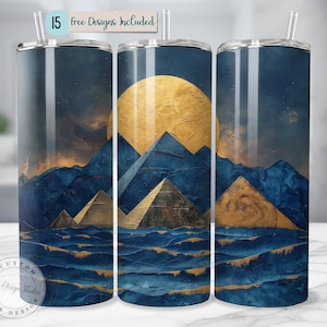 Könnte beinhalten: Ein Edelstahlbecher mit einem Design eines goldenen Mondes, der über blauen Bergen und einem Meer mit Wellen aufgeht. Das Design hat eine strukturierte, abstrakte Optik.