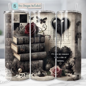 Op de afbeelding: Drie roestvrijstalen bekers met gotische ontwerpen. Eén heeft een stapel boeken, een kroon en een roos. Een andere heeft een vlinder en een roos. De derde heeft een hart met de tekst "I'll take my romance with a side of darkness."