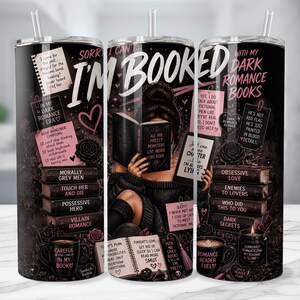 Pu&ograve; includere: Un bicchiere in acciaio inossidabile nero con cannuccia, caratterizzato da una grafica di una persona che legge un libro. Il design include testi come "I'M BOOKED", "DARK ROMANCE BOOKS" e varie note sulla lettura, insieme a illustrazioni di libri impilati, rose e tazze di caff&egrave;.