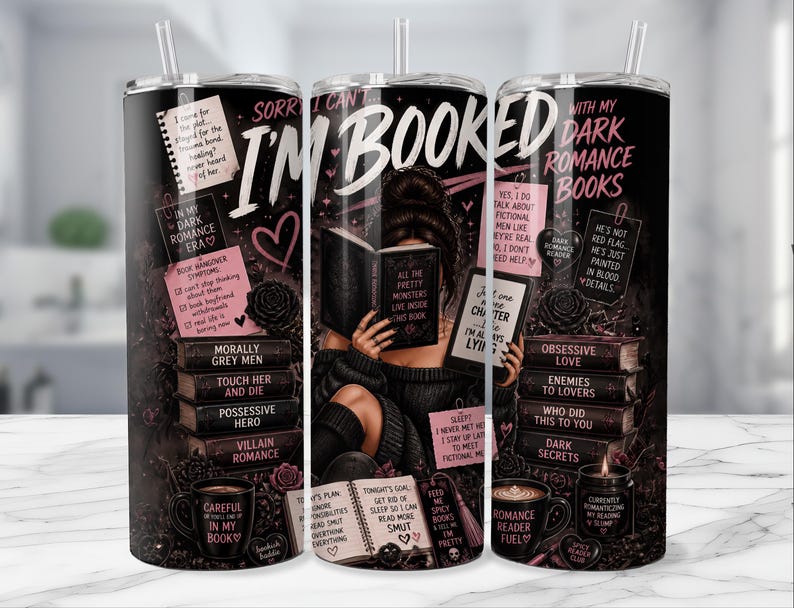 Pu&ograve; includere: Un bicchiere in acciaio inossidabile nero con cannuccia, caratterizzato da una grafica di una persona che legge un libro. Il design include testi come "I'M BOOKED", "DARK ROMANCE BOOKS" e varie note sulla lettura, insieme a illustrazioni di libri impilati, rose e tazze di caff&egrave;.