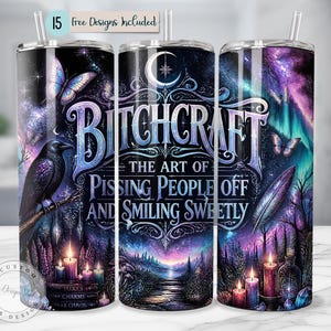 Peut inclure: Un gobelet cylindrique avec paille arborant un design cosmique sombre avec un corbeau noir, des papillons, des bougies allumées et un croissant de lune. Le texte indique BITCHCRAFT THE ART OF PISSING PEOPLE OFF AND SMILING SWEETLY en blanc.